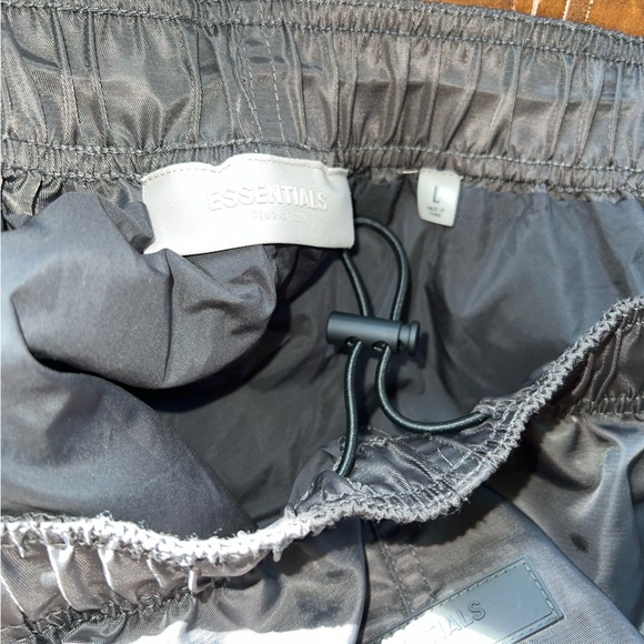 FEAR OF GOD ESSENTIALS ESSENTIALS RUNNING SHORT
- IRON, LIKE NEW - Picture 5 of 6